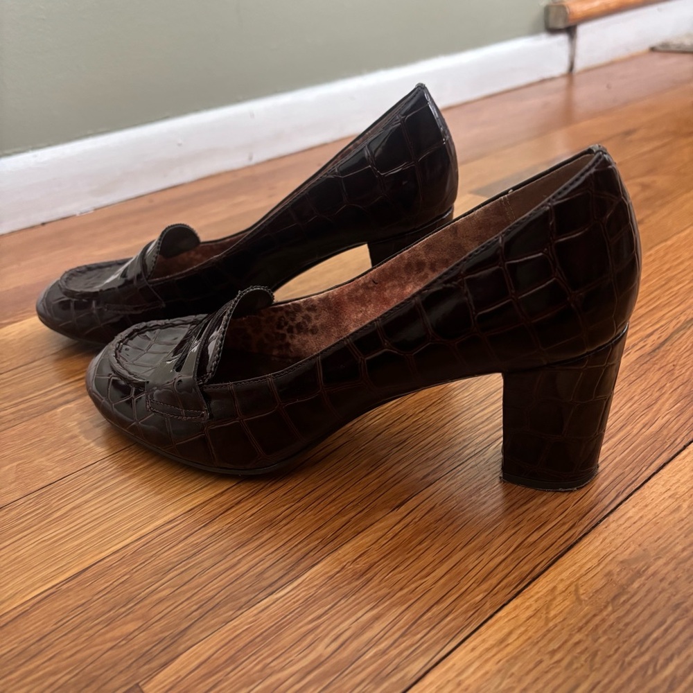 Anne Klein IFlex Dark Brown Croc-Embossed Loafer Style Pumps, Size 7.5 - Picture 4 of 15